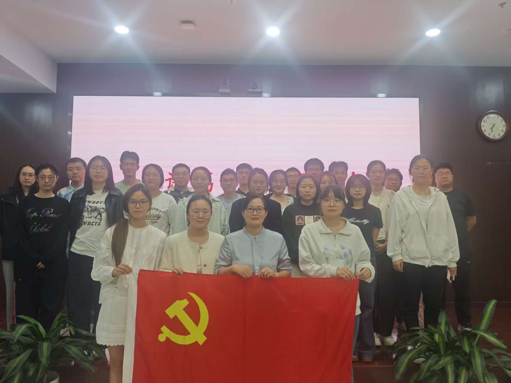 绿色研究生第一党支部召开党员大会