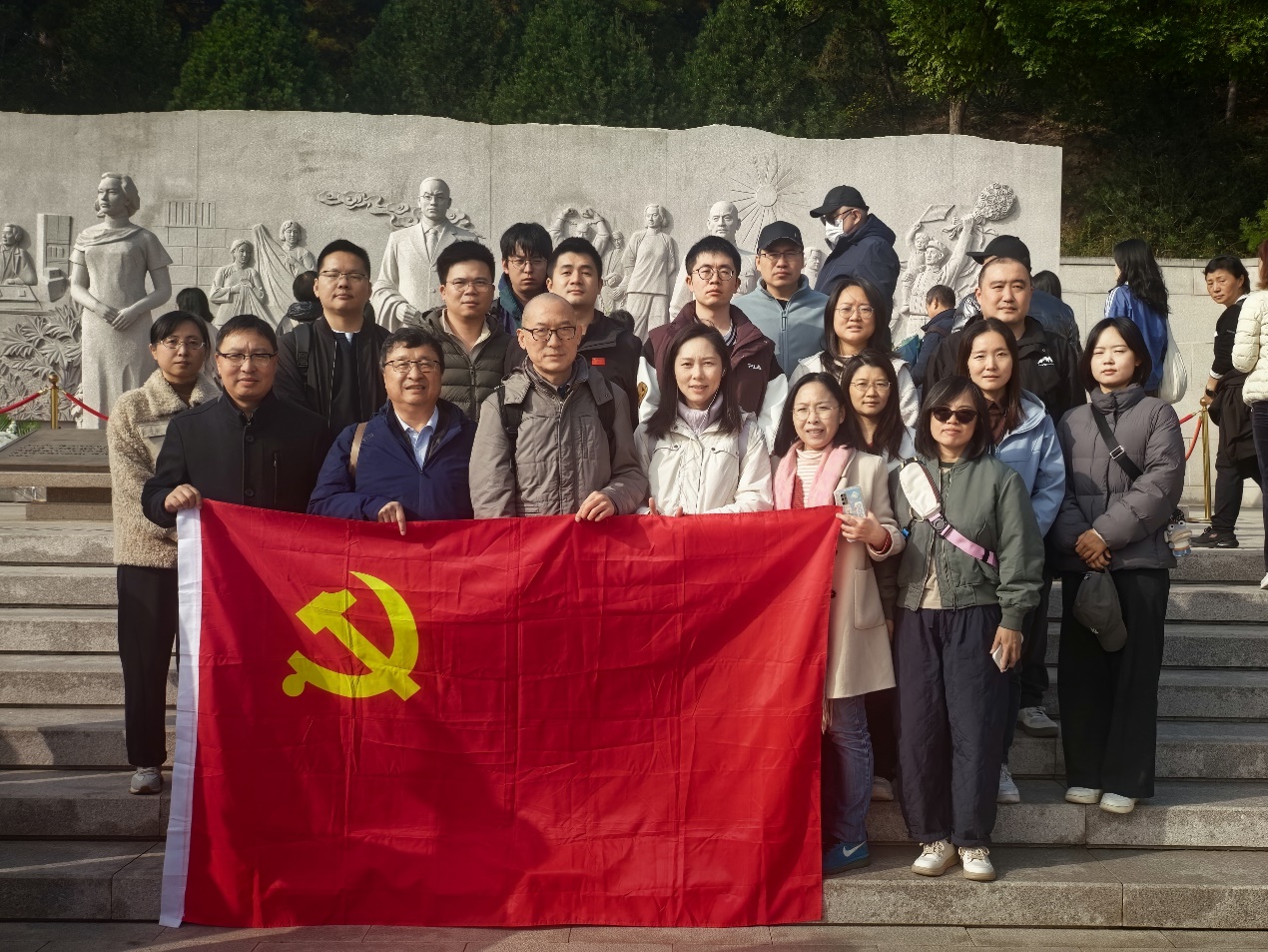 “缅怀先烈、传承红色精神”——绿色化工第一、第二党支部开展主题党日活动