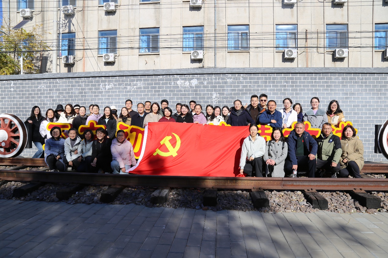 机关第一党支部、机关第二联合党支部联合组织“缅怀詹天佑 重走京张路”主题党日活动
